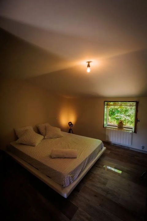 Chambre Double 2 — lit plateforme et éclairage tamisé