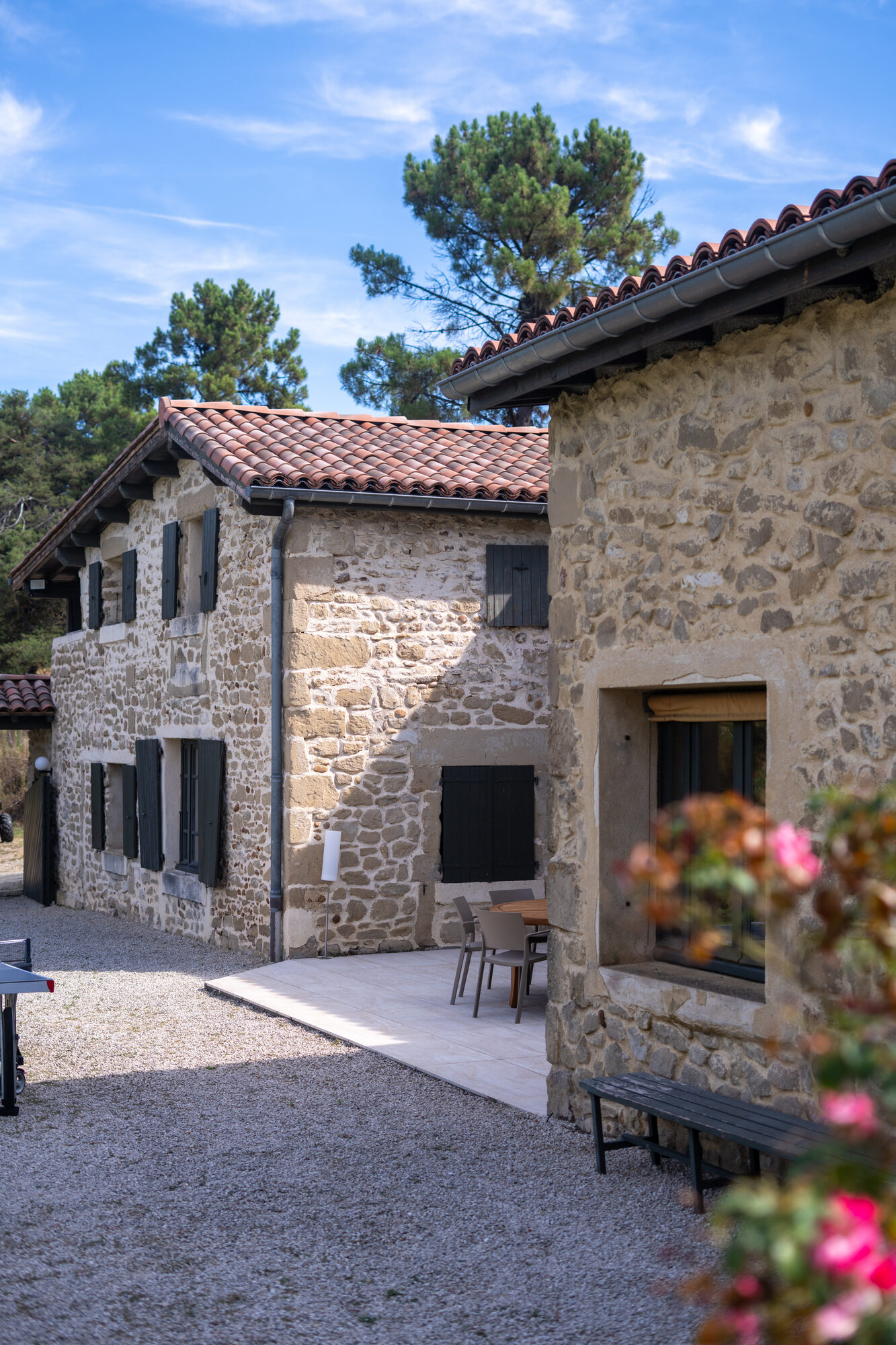 Façade — détail pierres et volets