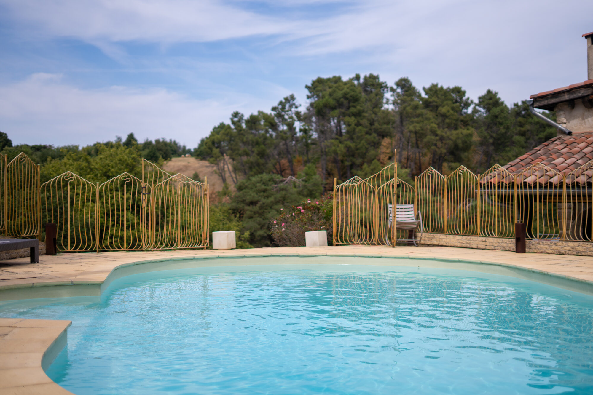 Piscine et clôture dorée