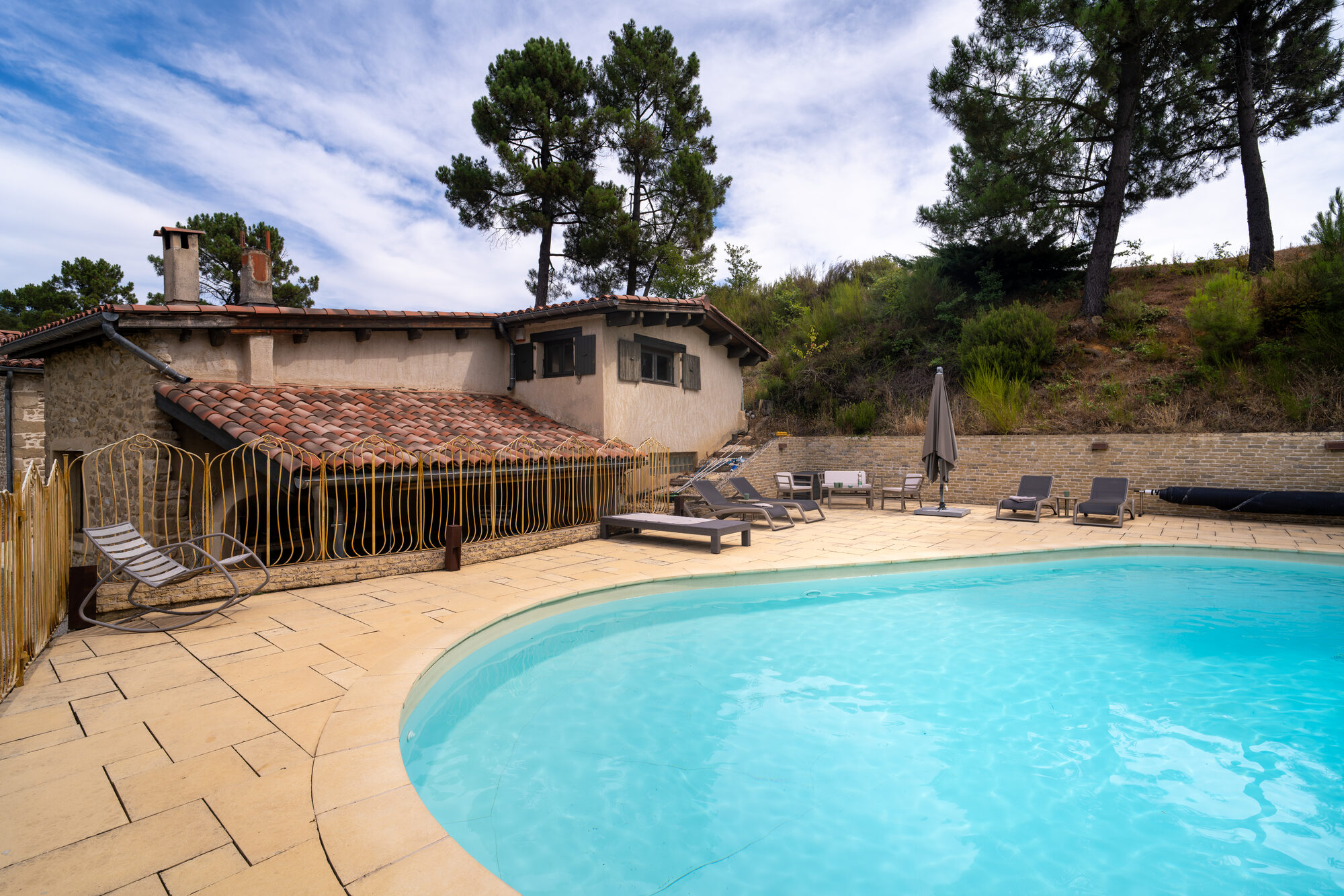 Piscine avec chaises longues