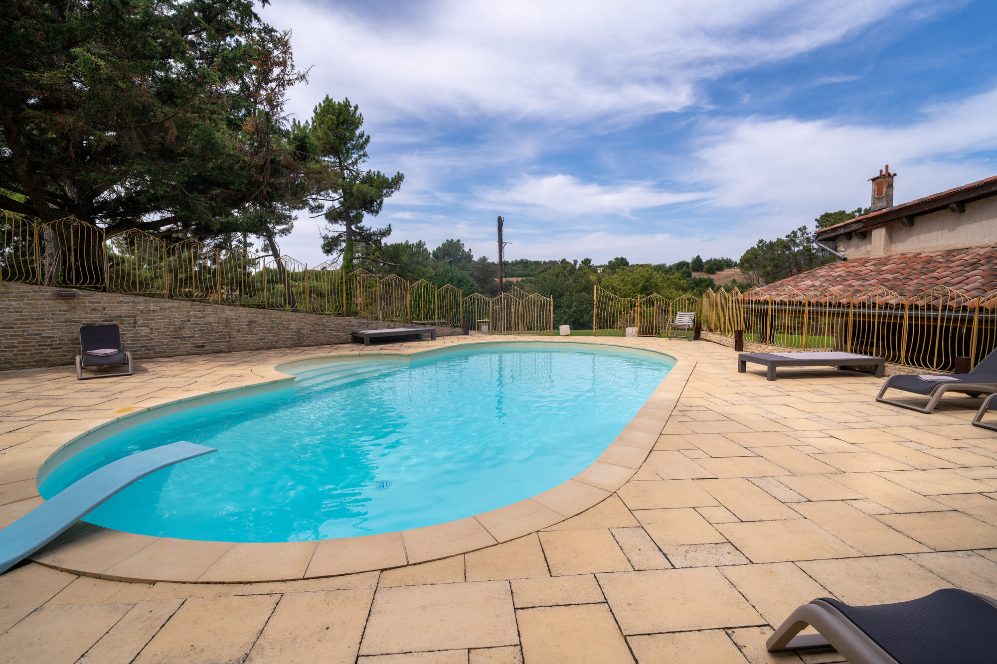 Piscine 12×5 m — eau turquoise